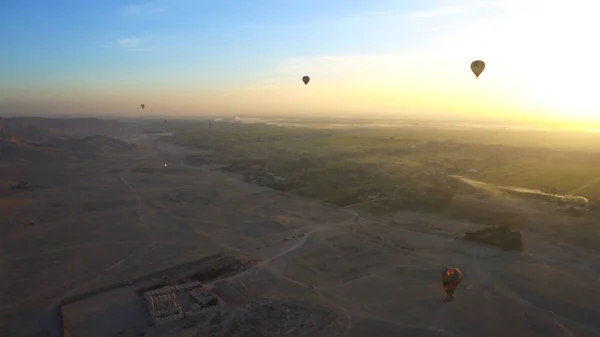 Vídeo Aéreo Movimiento Caballo Globo Aerostático Sobre Luxor Egipto Valle —  Fotos de Stock