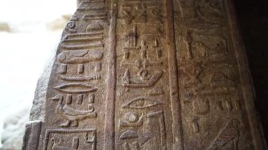 Edfu Horus tapınağındaki Mısır harfleri hiyeroglifin detaylarını anlatır.