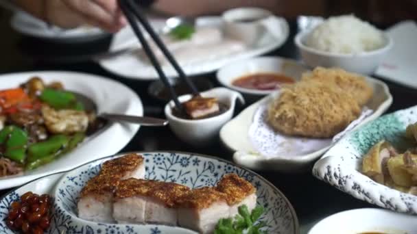 Chopsticks Jíst Hong Kong Styl Čínské Křupavé Vepřové Maso Kulatý — Stock video