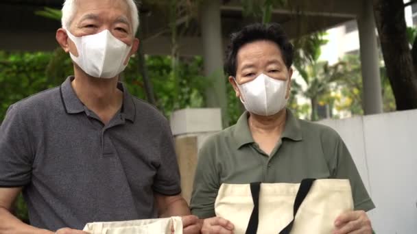 Ältere Asiatische Paare Mit Maske Ermutigen Baumwolltaschen Verwenden Die Für — Stockvideo