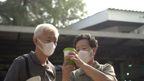 Älteres Asiatisches Paar Trägt Maske Aus Recycelbarem Baumwollbeutel Und Mehrwegbecher — Stockvideo