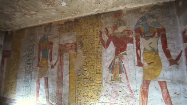 国王谷的绘画和象形文字 塔索特和塞纳赫特墓中的黄色和蓝色色调 — 图库视频影像