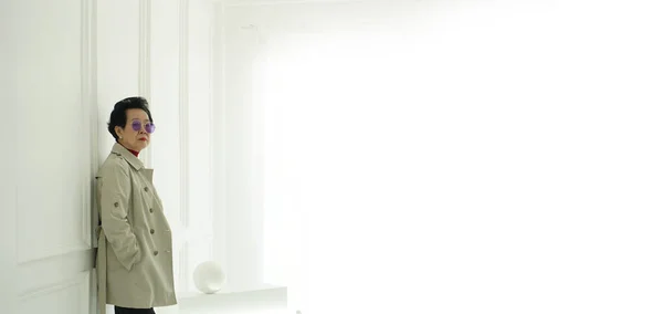 アジアシニアヒップスターカップル身に着けているスタイリッシュなファッション冬のドレス白の背景とともにコピースペース — ストック写真