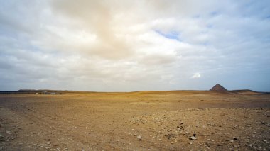 Bent Piramidinden Kızıl Piramidin uzak görüntüsü çöl manzarası üzerindeki tarihi yapıyı gösteriyor