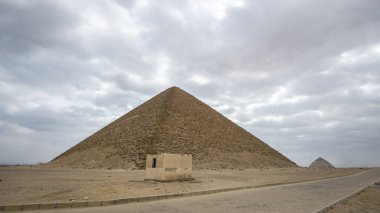 Mısır 'ın Saqqara Kompleksindeki Kırmızı Piramit erken dönem piramit inşa tarihi