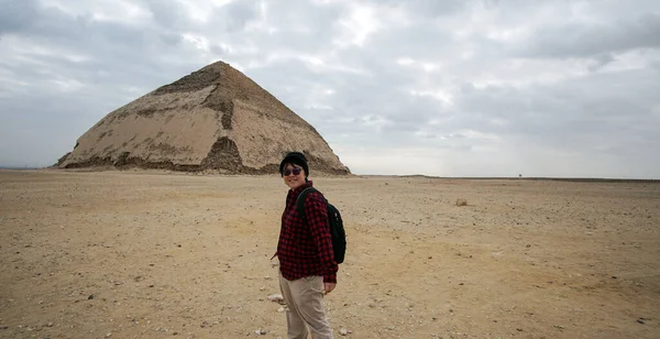 Asiatiska Turist Resa Till Egypten Bent Pyramid Saqqara Arkitektur Destination — Stockfoto