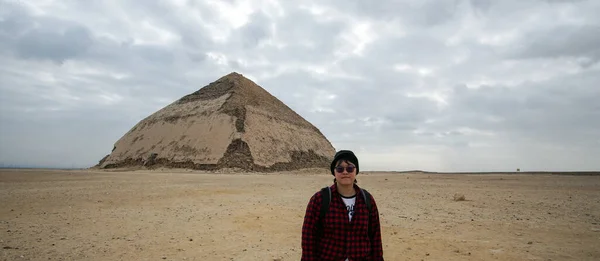 Asiatiska Turist Resa Till Egypten Bent Pyramid Saqqara Arkitektur Destination — Stockfoto