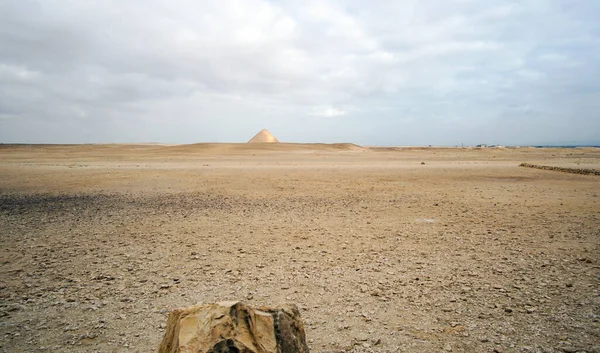 Daleki Widok Czerwoną Piramidę Bent Piramidy Ukazującej Zabytkową Architekturę Pustyni — Zdjęcie stockowe