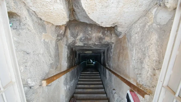 Vchod Ohnuté Pyramidy Kráčející Trekking Uvnitř Hrobky Faerah — Stock fotografie