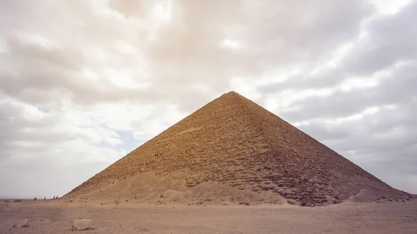 埃及早期金字塔建筑历史上具有里程碑意义的萨卡拉建筑群红金字塔 — 图库照片