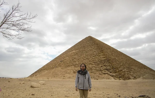 Asiatiska Turist Resa Till Egypten Röda Pyramiden Saqqara Komplex Arkitektur — Stockfoto
