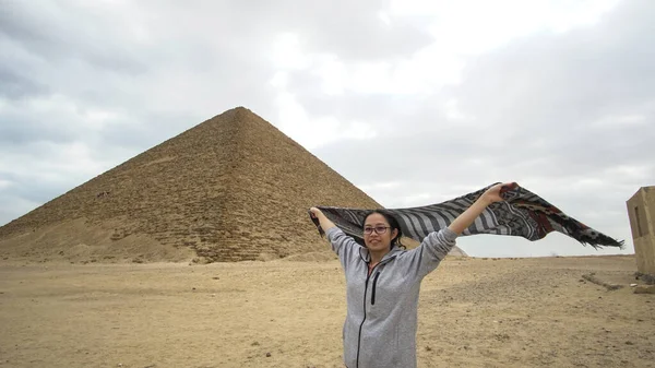 Asiatiska Turist Resa Till Egypten Röda Pyramiden Saqqara Komplex Arkitektur — Stockfoto