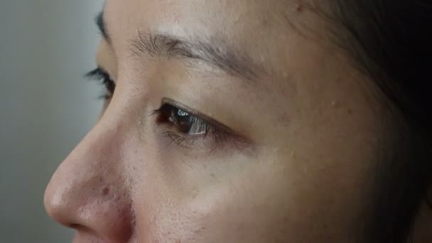 Blandad Ras Kinesiska Och Sydostasiatiska Kvinna Närbild Ögon Trött Tittar — Stockvideo