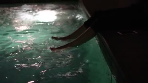Nohy Houpačka Soukromém Luxusním Bazénu Resort Letní Ústup Zpomalený Pohyb — Stock video