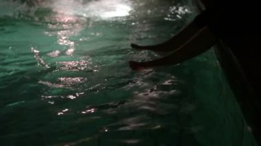 Özel lüks havuz tesisinde ayaklarını salla yaz tatili ağır çekimde