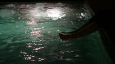 Özel lüks havuz tesisinde ayaklarını salla yaz tatili ağır çekimde