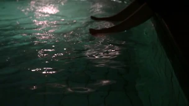 私人豪华游泳池度假胜地的脚蹬秋千避暑慢动作 — 图库视频影像