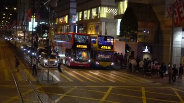 Hong Kong, 23 Ekim 2018: İnsanlar Hong Kong adasındaki tramvaydan yol manzarası izliyorlar