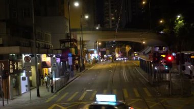 Hong Kong, 23 Ekim 2018: Geceleri yerel toplu taşımacılık alanında tramvay çalışıyor