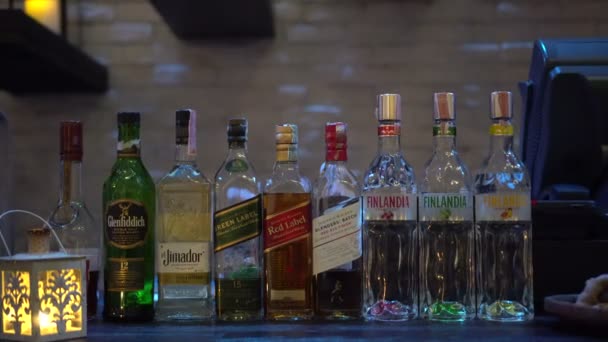 Bangkok Thailand Oktober 2019 Row Brand Liquor Bottles Luxury Drinking — Stockvideo