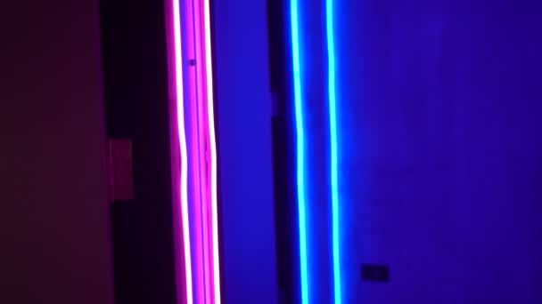 ナイトクラブの内壁とドアエッジに沿って青とピンクのネオンリム光 — ストック動画
