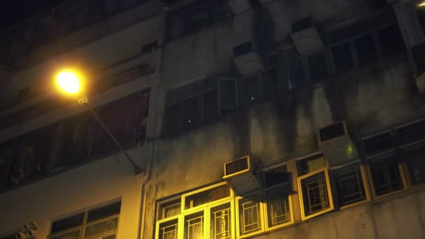 Old Hong Kong Lejlighed Bygning Udvendigt Natten Med Gadelampe – Stock-video