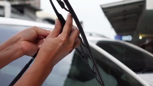 Mãos Mudam Lâmina Borracha Limpador Carro Para Impedir Acidente Estrada — Vídeo de Stock