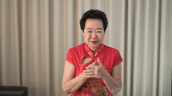 Gelukkig Aziatische Senior Ouderling Vrouw Chinees Nieuwjaar Rood Envelop Traditionele — Stockfoto