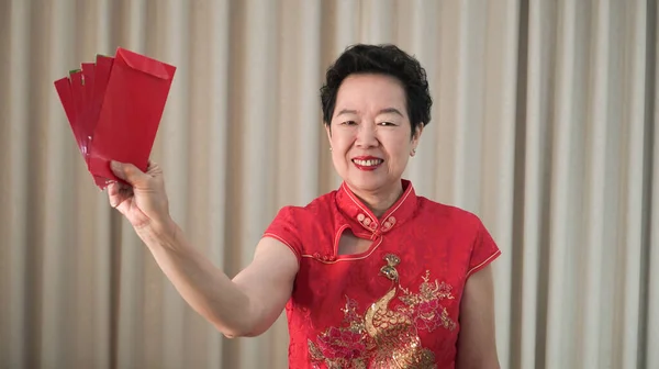 Gelukkig Aziatische Senior Ouderling Vrouw Chinees Nieuwjaar Rood Envelop Traditionele — Stockfoto