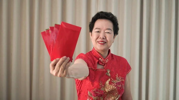 Feliz Asiática Anciana Mayor Mujer Chino Año Nuevo Rojo Sobre — Foto de Stock