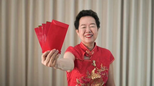 Ευτυχισμένη Ασιατική Ηλικιωμένη Γυναίκα Κινεζικό Νέο Έτος Κόκκινο Περίβλημα Παραδοσιακή — Φωτογραφία Αρχείου