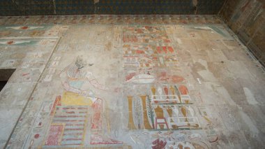 Mısır Krallar Vadisi, Hatshepsut Morg Tapınağı 'ndaki can atan taş duvarın üzerinde renkli resimlerle hiyeroglifler kaldı.