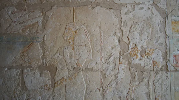 埃及王谷哈特谢普苏特停尸房的墙上挂着一幅色彩艳丽的象形文字 上面挂着渴望已久的石墙 — 图库照片