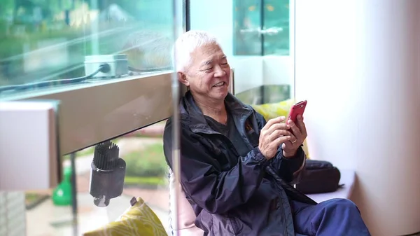 Ásia Sênior Homem Usando Smartphone Fora Público Espaço Loja Feliz — Fotografia de Stock