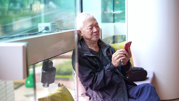 Asiatico Anziano Uomo Utilizzando Smartphone Fuori Pubblico Spazio Negozio Felice — Foto Stock