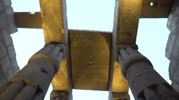 Niski Kąt Między Kolumnami Uplight Szczegóły Sufitu Świątyni Luxor Egipt — Wideo stockowe