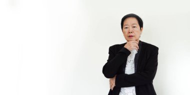 Stresli ve sinirli Asyalı kıdemli yaşlı kadın işyeri sahibi hata ve sorun çıktı