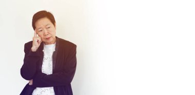 Stresli ve sinirli Asyalı kıdemli yaşlı kadın işyeri sahibi hata ve sorun çıktı