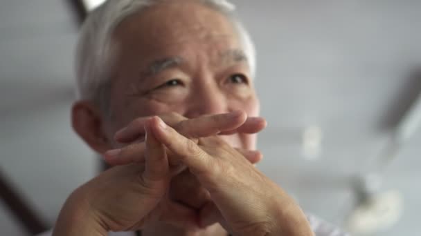 Asiatischer Älterer Mann Mit Glücklichem Gesichtsausdruck Und Goldring Der Linken — Stockvideo