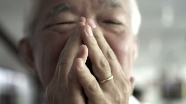 Asiatisk Äldre Man Glad Uttryck Med Bröllop Guld Ring Vänster — Stockvideo