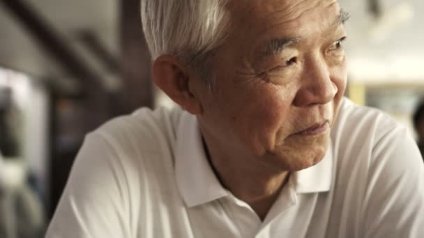Asiático Senior Anciano Hombre Sentado Looks Feliz Retro Sepia Tono — Vídeos de Stock