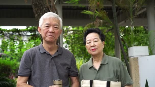 Ältere Asiatische Paare Verwenden Mehrwegtasche Und Becher Weniger Plastik Verbrauchen — Stockvideo