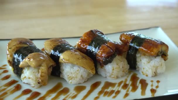 ウニとフォアグラを食べる箸 Niigiri Sushi日本のフュージョンプレート — ストック動画