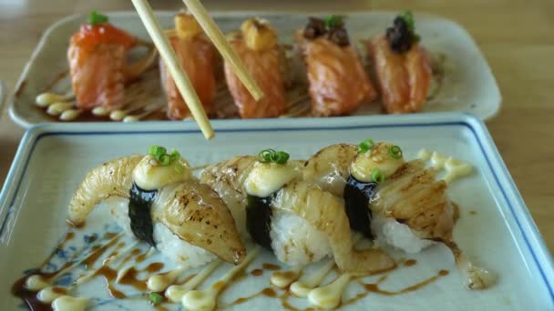 Manos Comiendo Aburi Engawa Nigiri Aleta Lenguado Sushi Quemado Con — Vídeo de stock