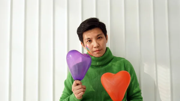 Ásia Étnico Bonito Tomboy Verde Suéter Com Orgulho Bandeira Pintura — Fotografia de Stock