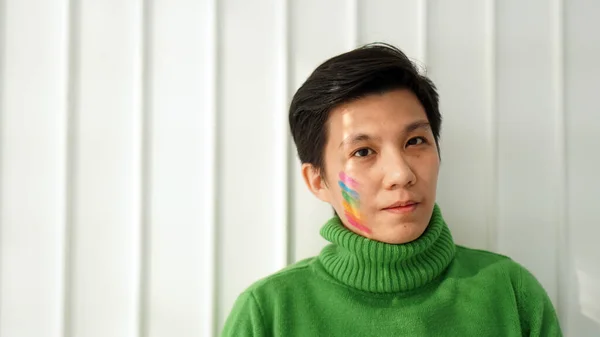 Ásia Étnico Bonito Tomboy Verde Suéter Com Orgulho Bandeira Pintura — Fotografia de Stock