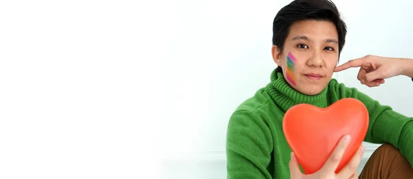 Yakışıklı Asyalı Erkek Fatma Lgbt Soyut Ilişki Kalp Balonuyla Ele — Stok fotoğraf