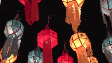 Tayland Loi Krathong yi Peng Festivali Geceleyin girişte renkli kağıt fenerler asılı