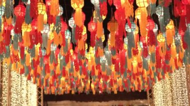 Tayland Loi Krathong yi Peng Festivali Geceleyin girişte renkli kağıt fenerler asılı