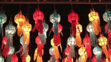 Tayland Loi Krathong yi Peng Festivali Geceleyin girişte renkli kağıt fenerler asılı